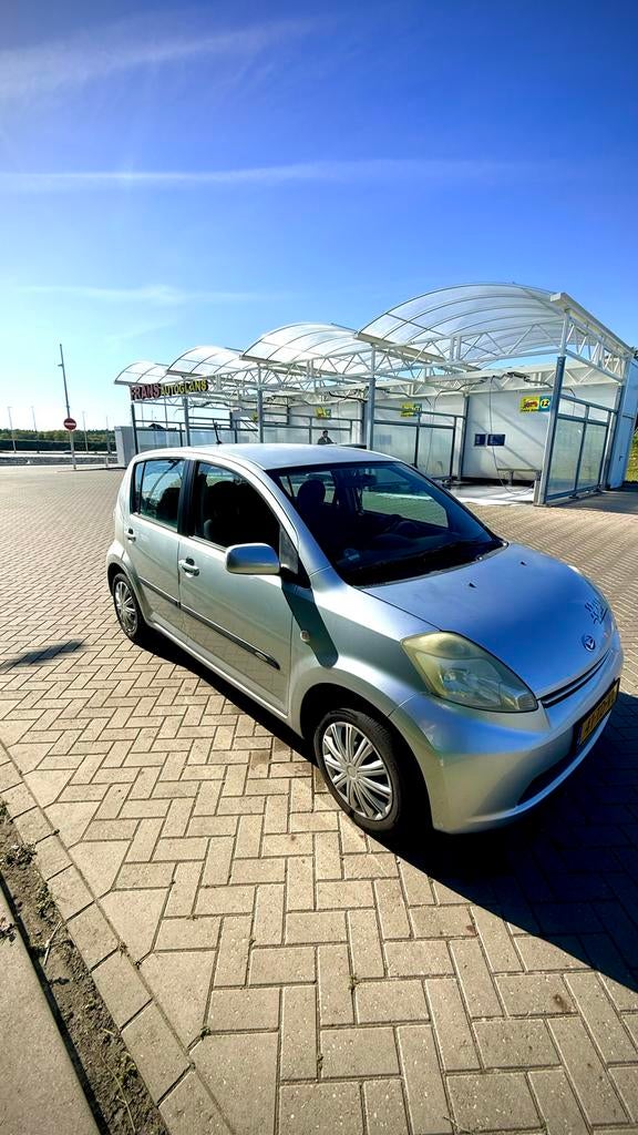 Daihatsu Sirion 1.0 51KW 2006 Grijs, Auto's, Daihatsu, Voorwielaandrijving, Handgeschakeld, 3 cilinders, Zilver of Grijs