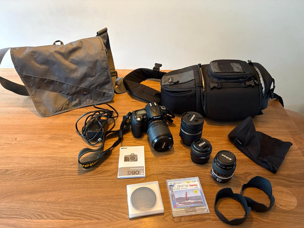Nikon D90 DSLR Camera Kit met 4 lenzen en accessoires, Ophalen of Verzenden, Zo goed als nieuw