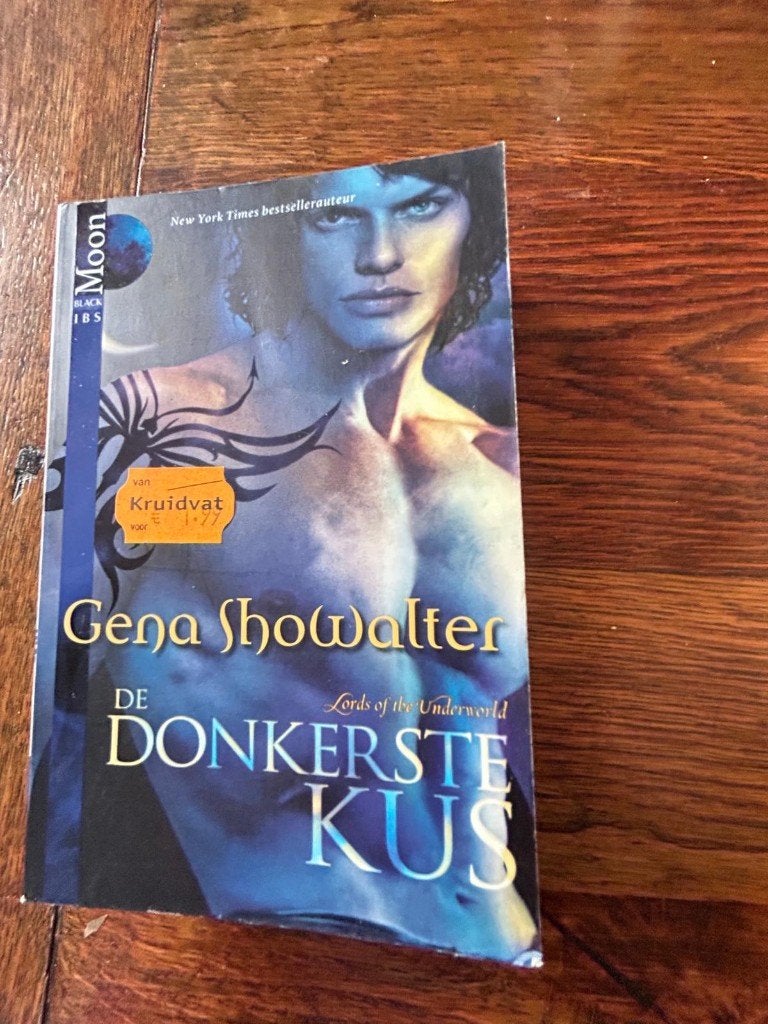 S16-boek De donkerste kus van Gena Showalter, Ophalen of Verzenden, Gelezen
