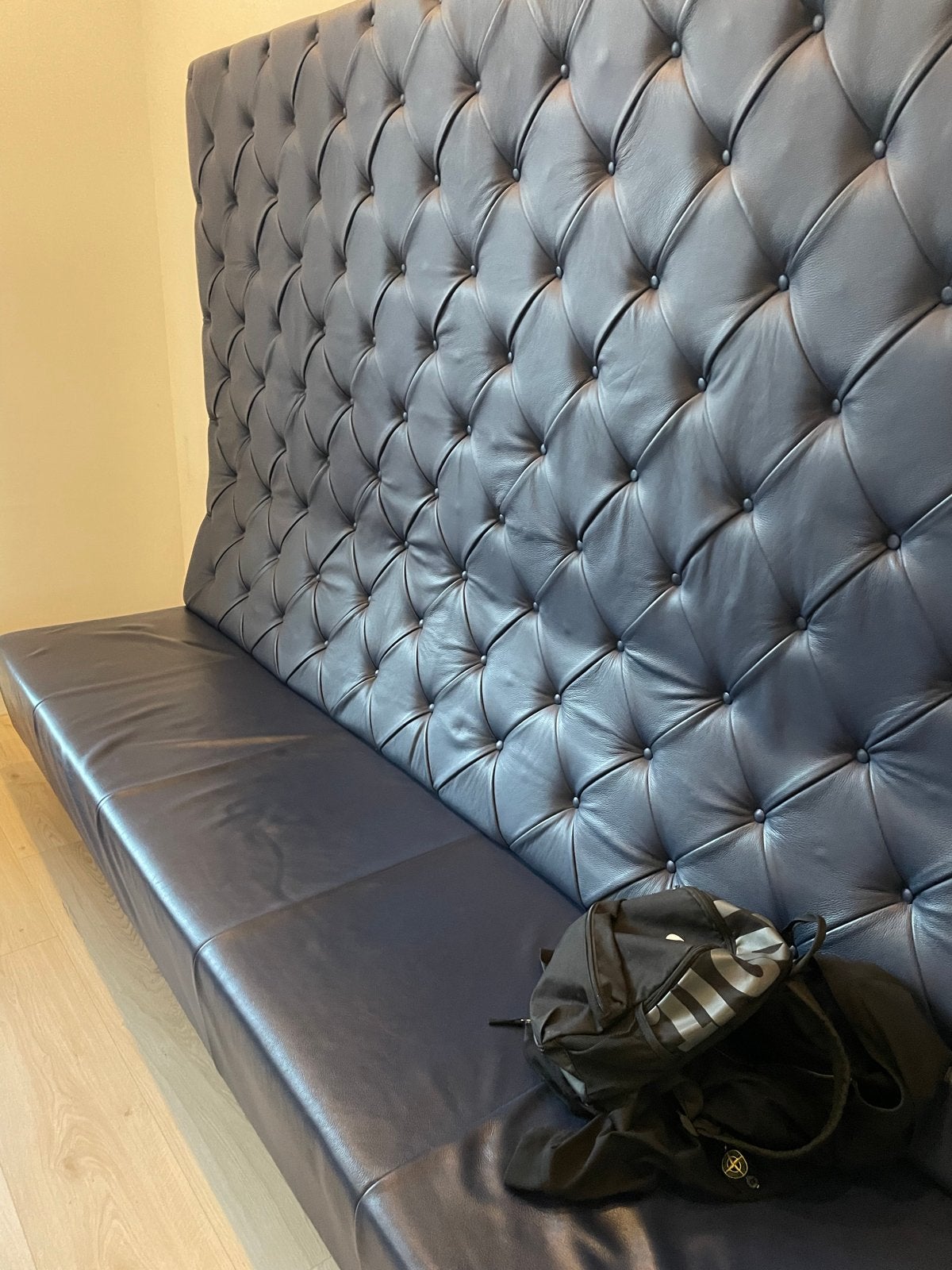 Luxe blauwe bank met gecapitonneerde rugleuning, Huis en Inrichting, Banken | Bankstellen, Ophalen, 250 tot 300 cm, Gebruikt, Rechte bank