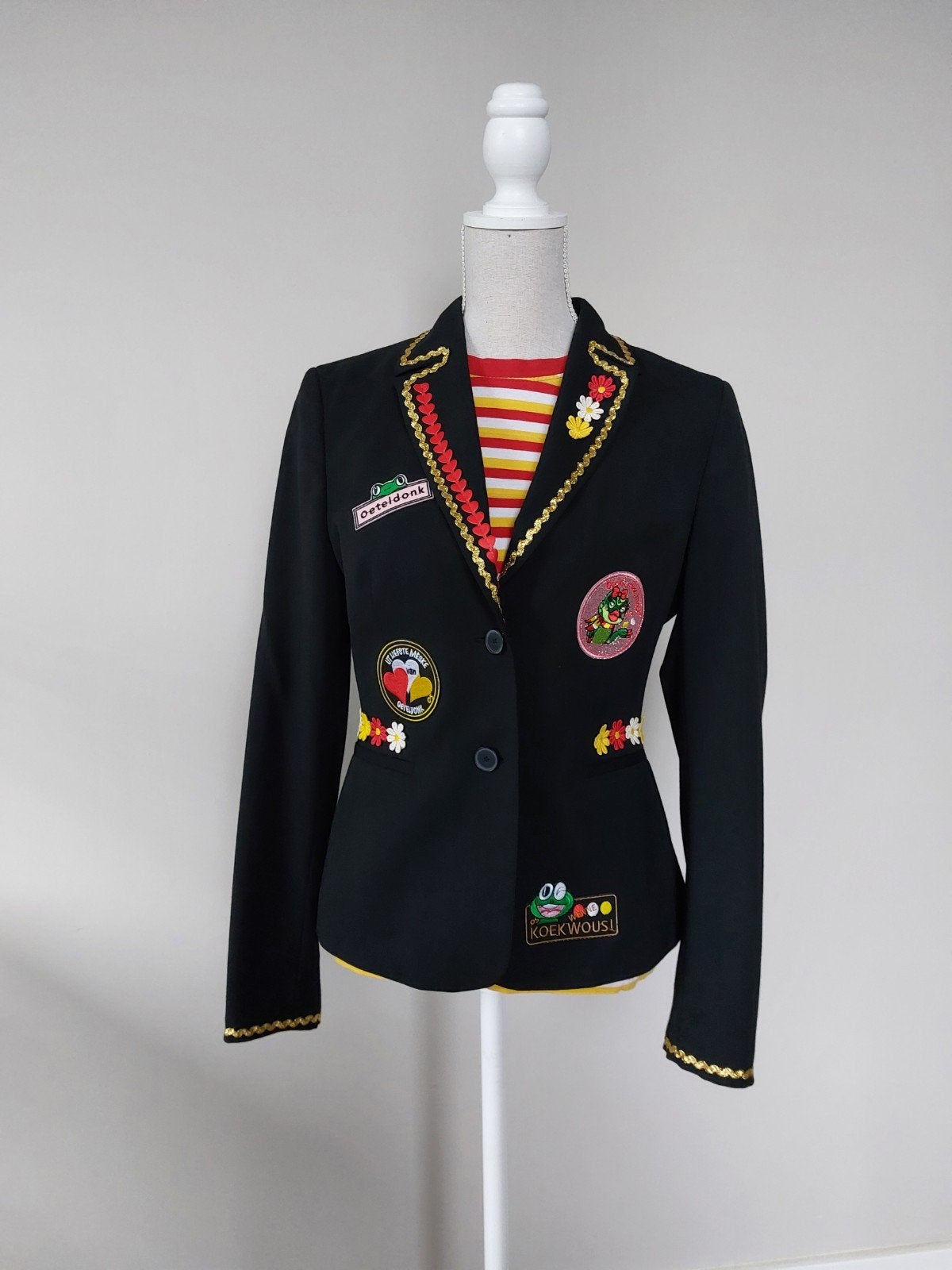 Oeteldonk jasje in maat S / 36-38 ❤️🤍💛, Carnaval, Ophalen of Verzenden, Zo goed als nieuw, Kleding