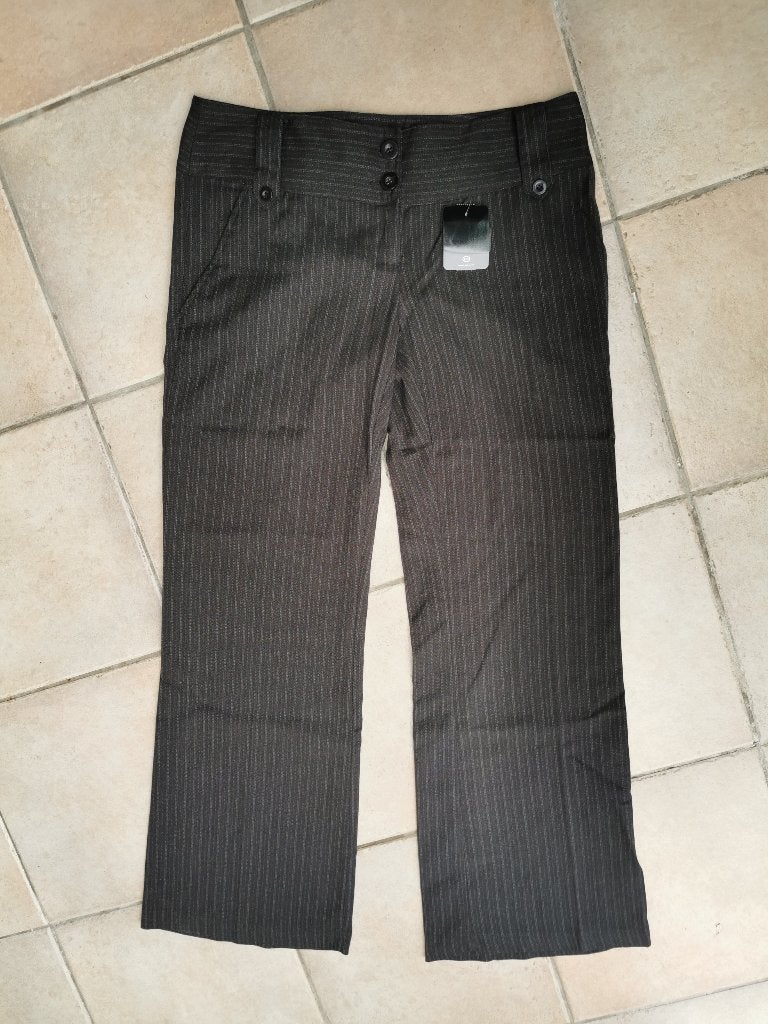 Zwarte broek grijze krijtstreep maat 42 met wijde pijpen, Zwart, Maat 42/44 (L), Nieuw, Ophalen of Verzenden