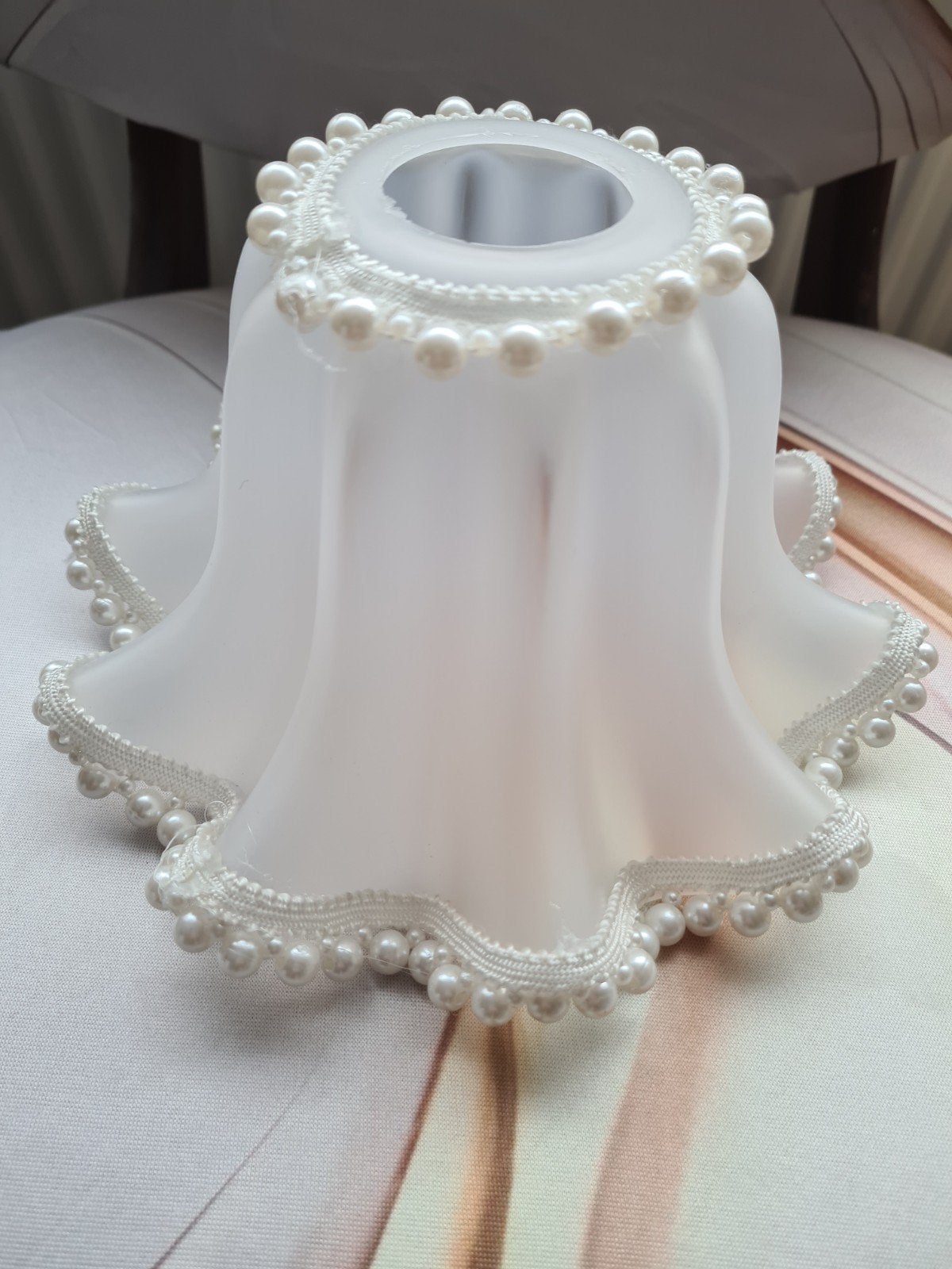 Elegante Witte Lampenkap met Parelrand - Zo goed als nieuw, Huis en Inrichting, Lampen | Lampenkappen, Tafellamp, Wit, Ophalen of Verzenden