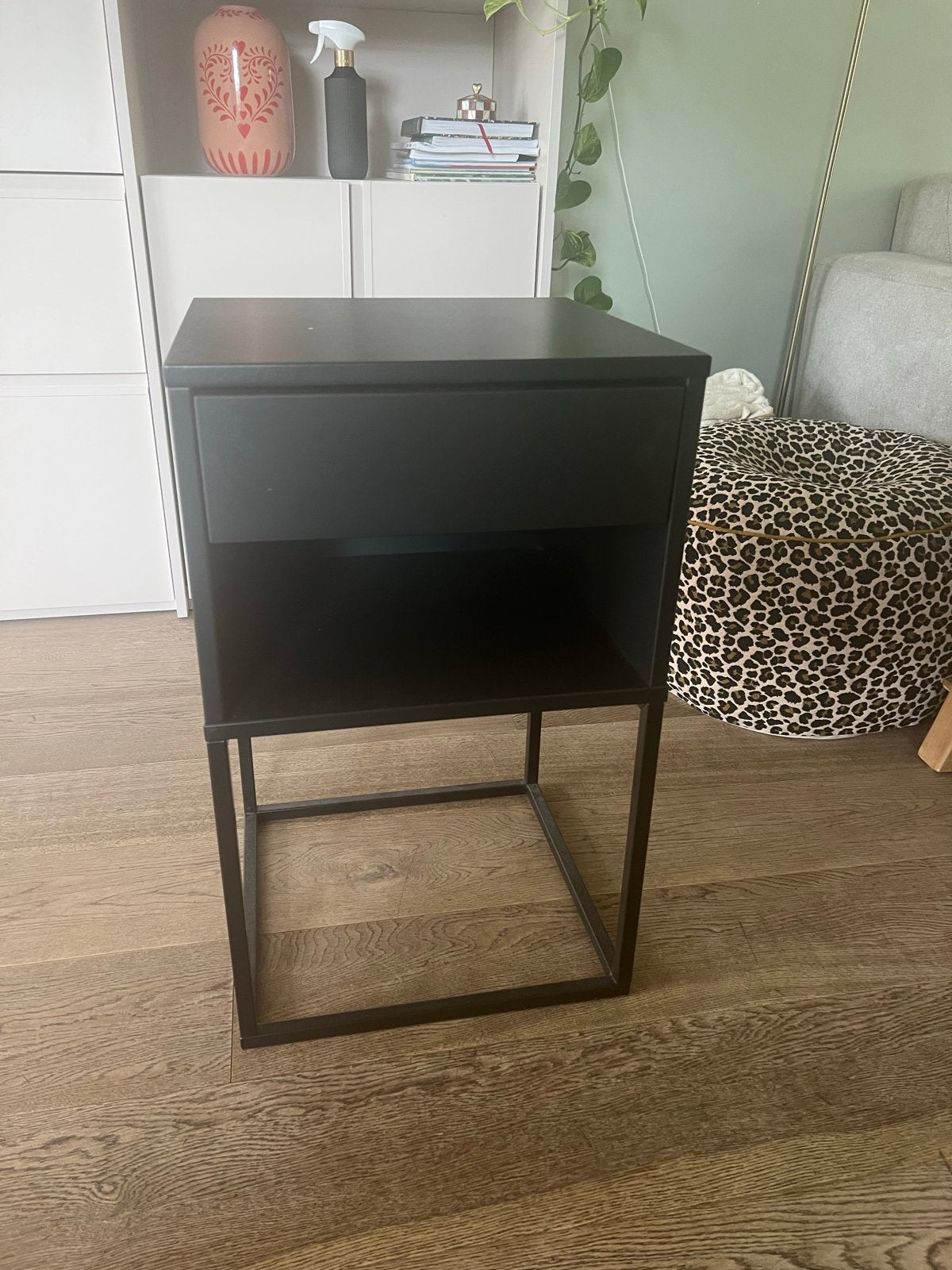 Zwart nachtkastje IKEA (Vikhammer) met lade in goede staat, Ophalen, Minder dan 45 cm, 55 tot 70 cm, Zo goed als nieuw