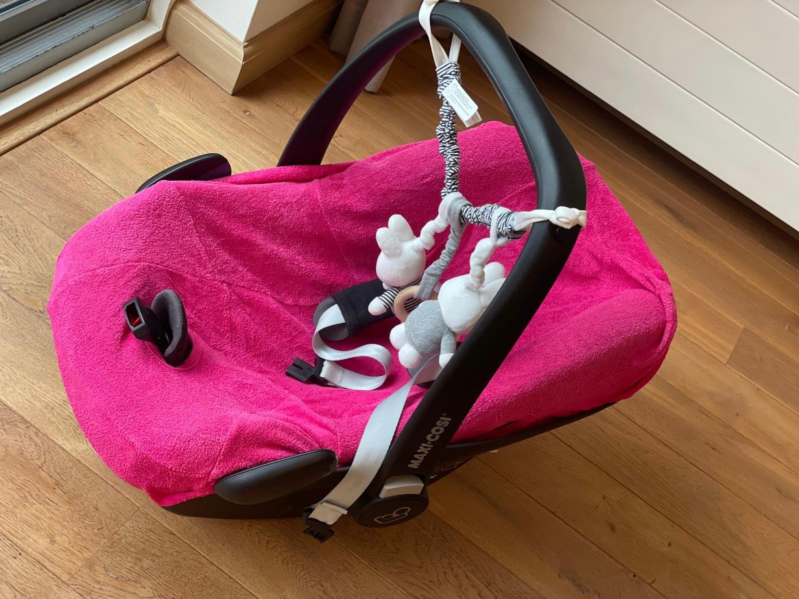 Maxi-Cosi autostoel met roze hoes en speelboog, Ophalen of Verzenden, Zo goed als nieuw, Isofix, 0 t/m 13 kg