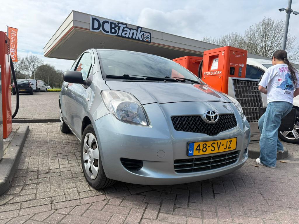 Toyota Yaris 1.3 16V Vvt-i 3DR 2006 Grijs, Auto's, Voorwielaandrijving, 40 €/maand, 4 cilinders, Origineel Nederlands