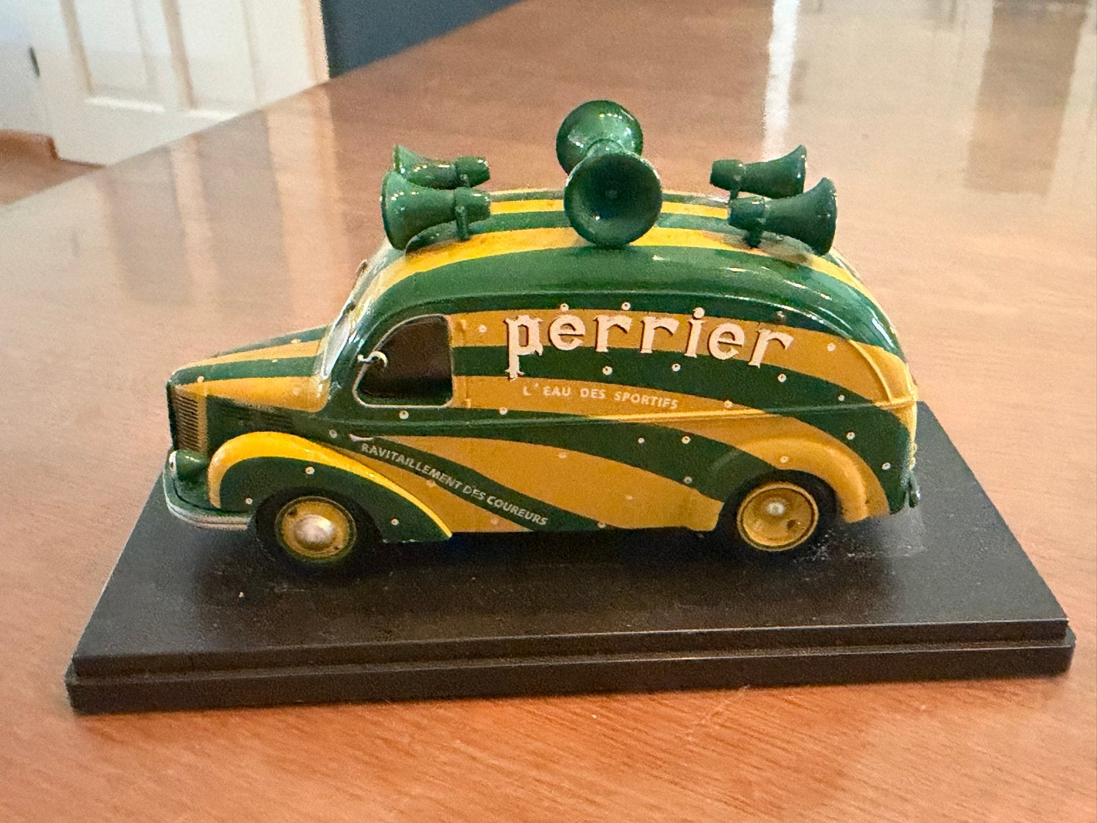 Perrier Hotchkiss PL20 Reclamebusje Modelauto, Ophalen of Verzenden, Zo goed als nieuw, Bus of Vrachtwagen