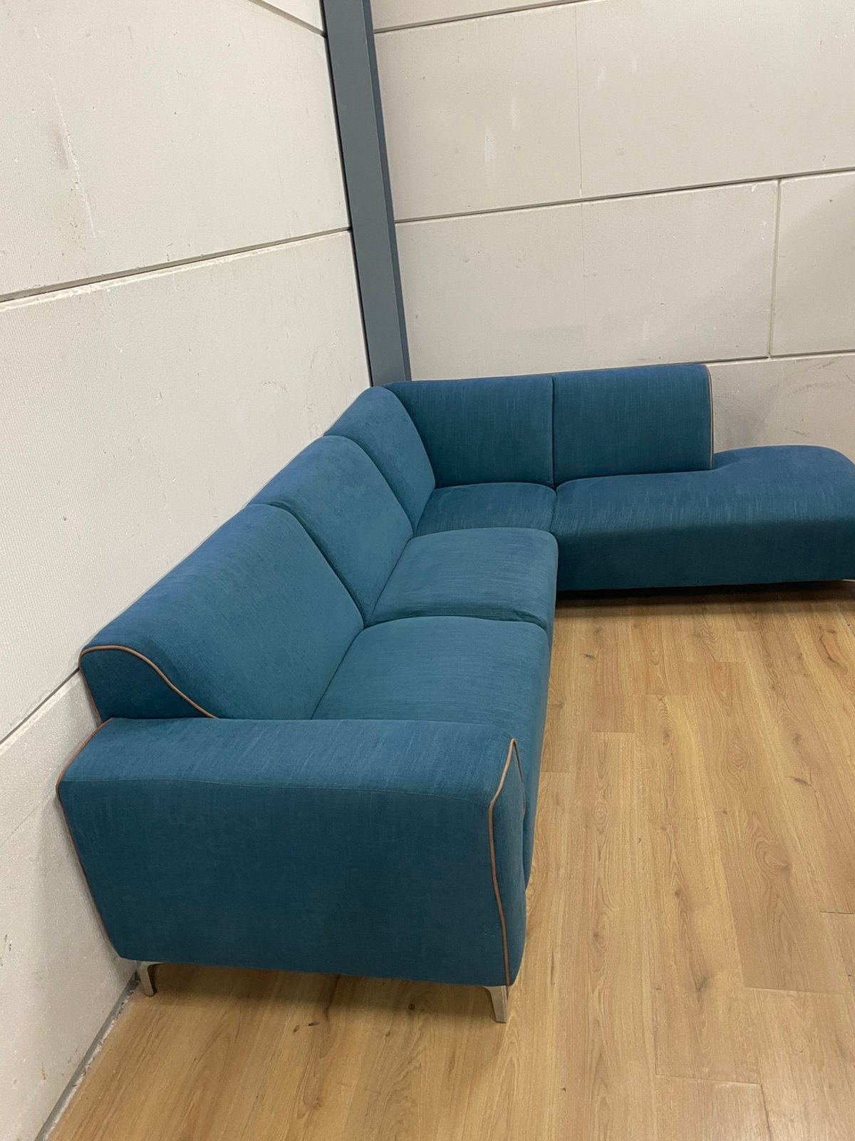 Foto 2 van Mooie luxe moderne blauw turquoise hoekbank - GEREINIGD!!!