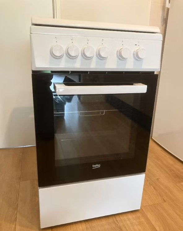 Beko gasfornuis/oven FSS52001DWNL (prijs verlaagd), Ophalen, Grill, 4 kookzones, Zo goed als nieuw