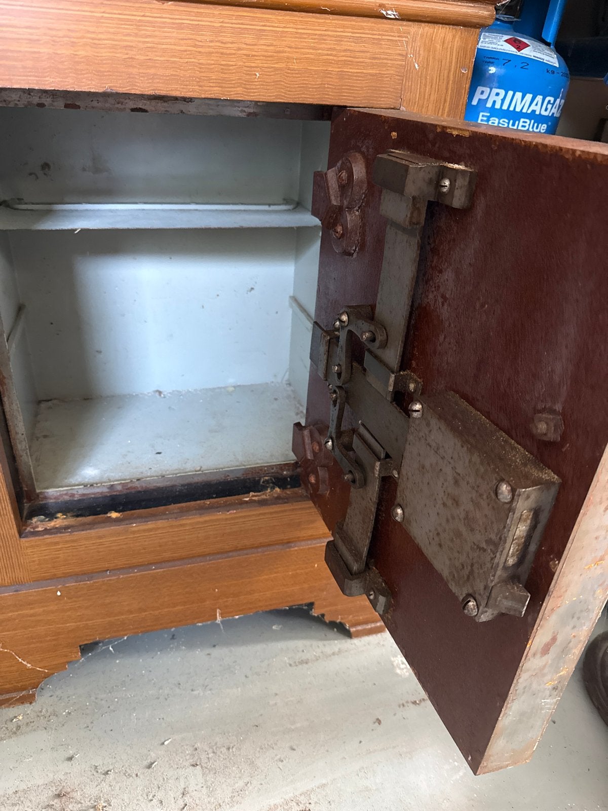 Antieke brandkast / kluis met houten ombouw, Ophalen, Gebruikt, Brandkast
