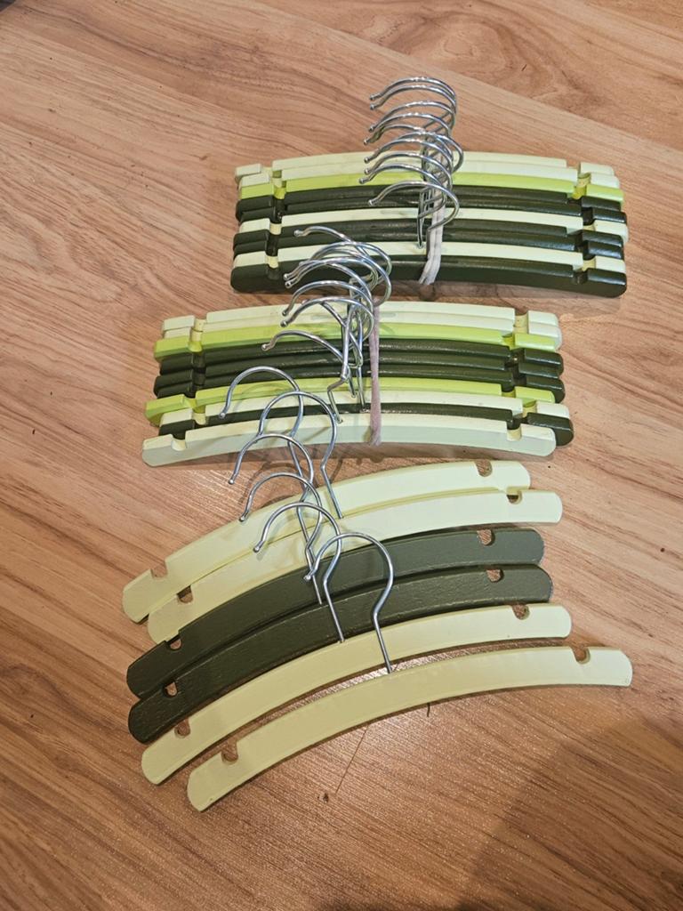 Houten  baby kledinghangers in groen tint - set van 26 stuks, Ophalen of Verzenden, Gebruikt
