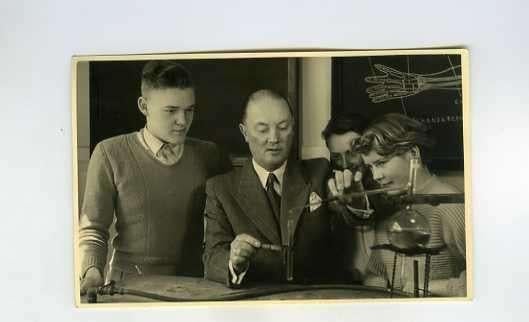 foto-sepia/oud-AMSTERDAM?-leraar-studenten-scheikunde, Ophalen of Verzenden, Voor 1940
