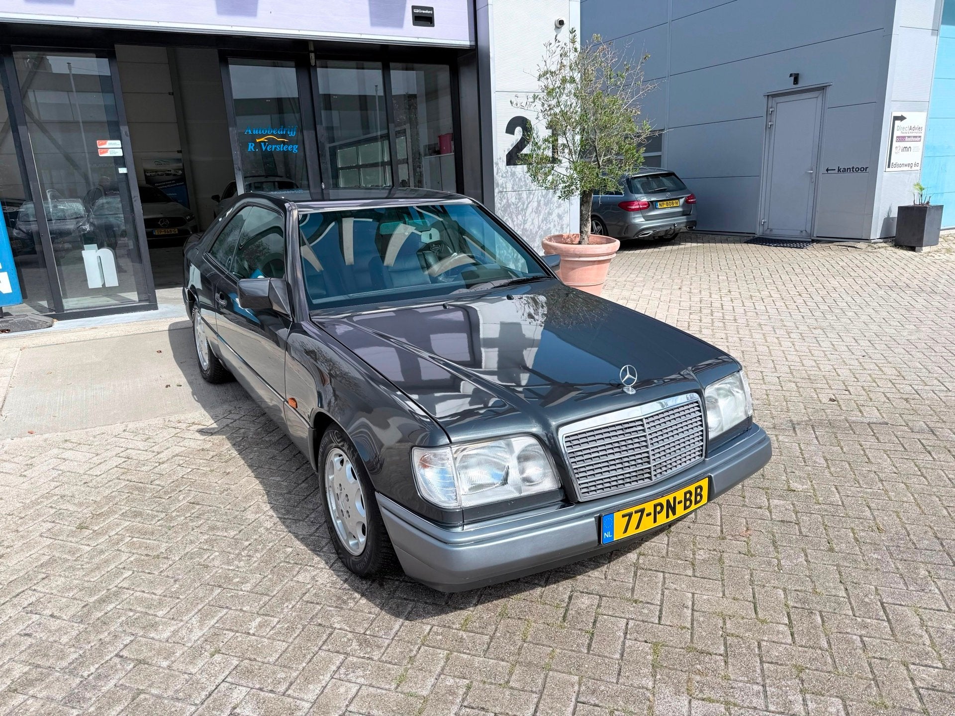 Mercedes-Benz E-klasse 200 CE Facelift Coupé W124 CONCOUR S, Auto's, 1998 cc, Gebruikt, Zwart, 4 stoelen