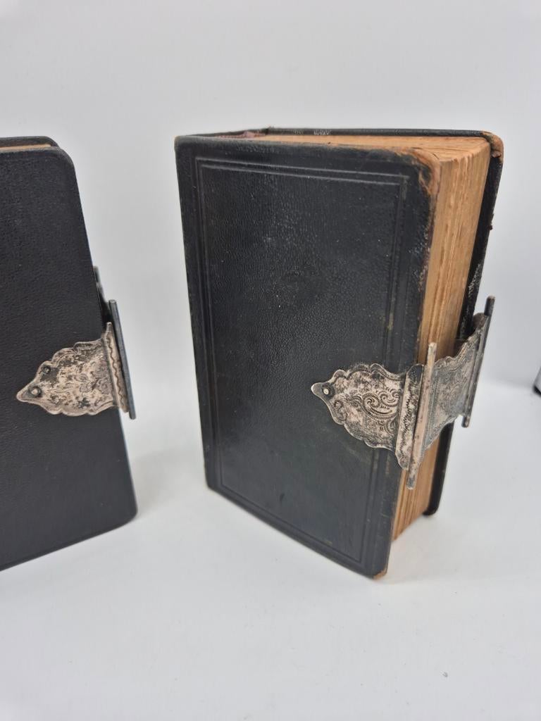 2 oude bijbels met zilveren slot, Verzenden, Bijbel