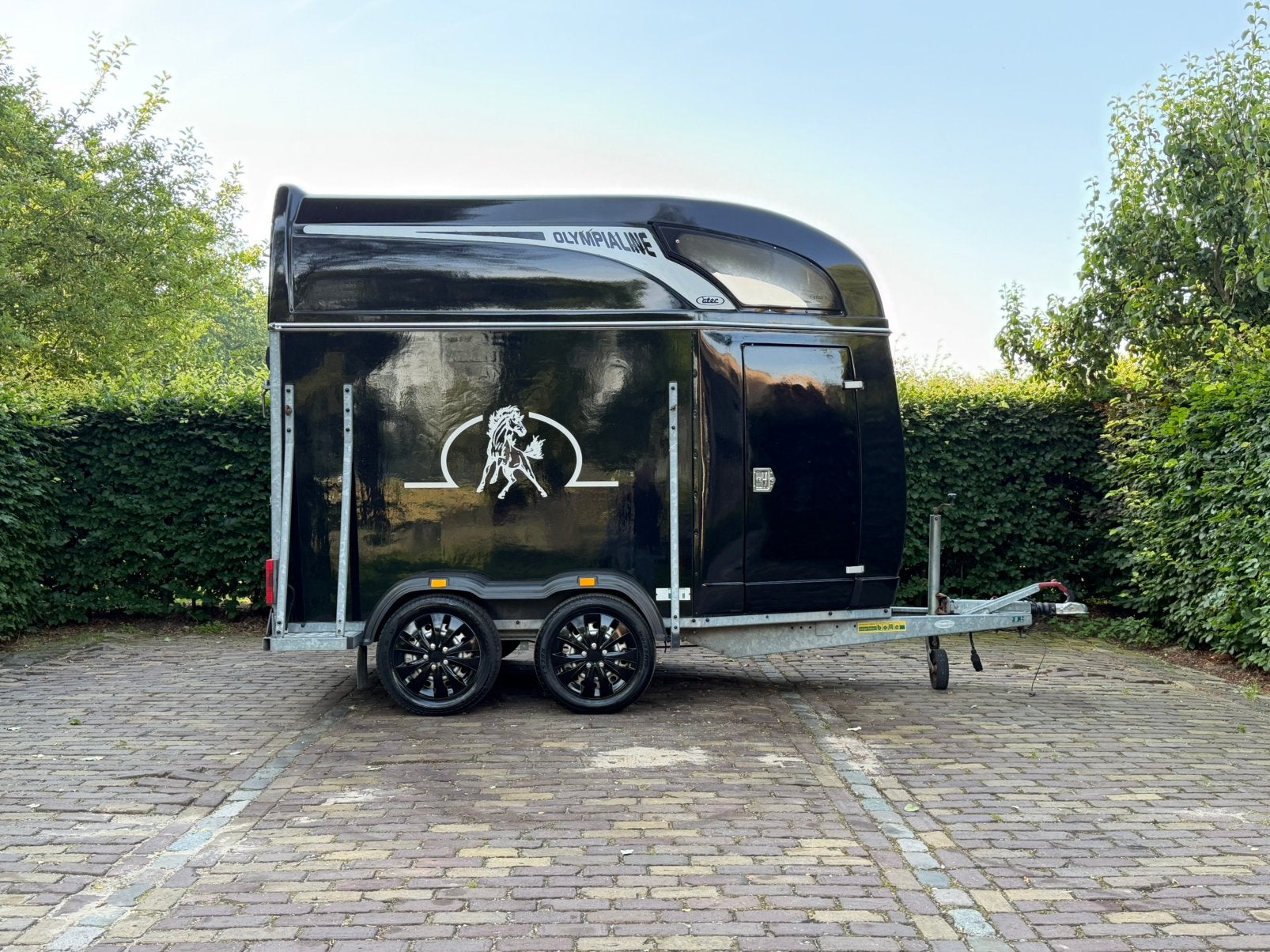 Zeer mooie 1.5 paards atec met aluminium bodem, Ophalen, Aluminium, Zo goed als nieuw, Info@ttpaardentrailers.nl