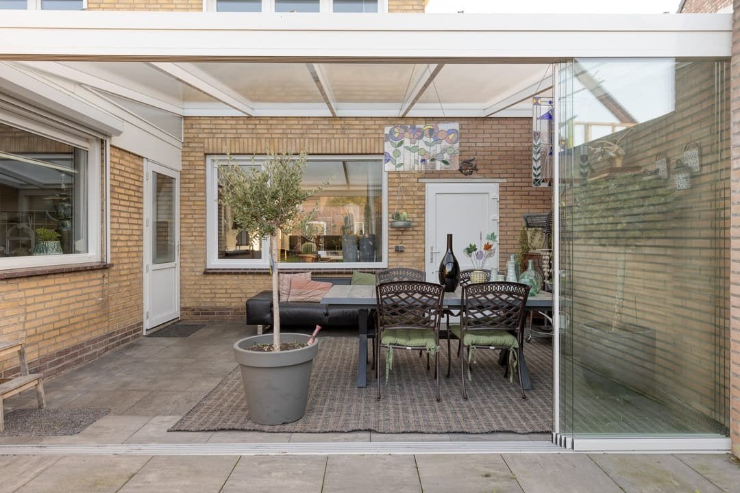 Overkapping met glazen wand en verlichting, Ophalen