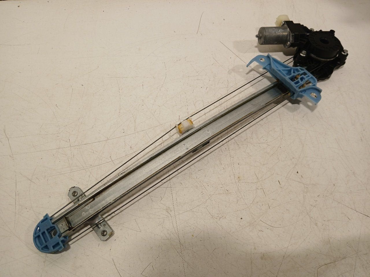 Raammechaniek elektrisch links voor Suzuki Swift, Onderdelen@venauto.nl, Van der Ven Autorecycling B.V., Gebruikt, Ettenseweg 76, 4706 PB Roosendaal, The Netherlands