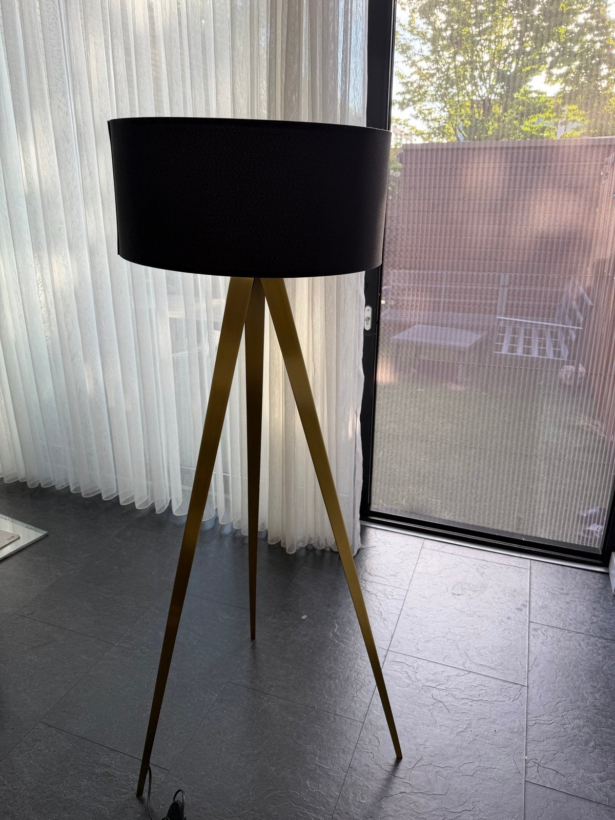 Moderne staande lamp met zwarte kap en gouden driepoot, Ophalen, E27 (groot), Zo goed als nieuw, Metaal