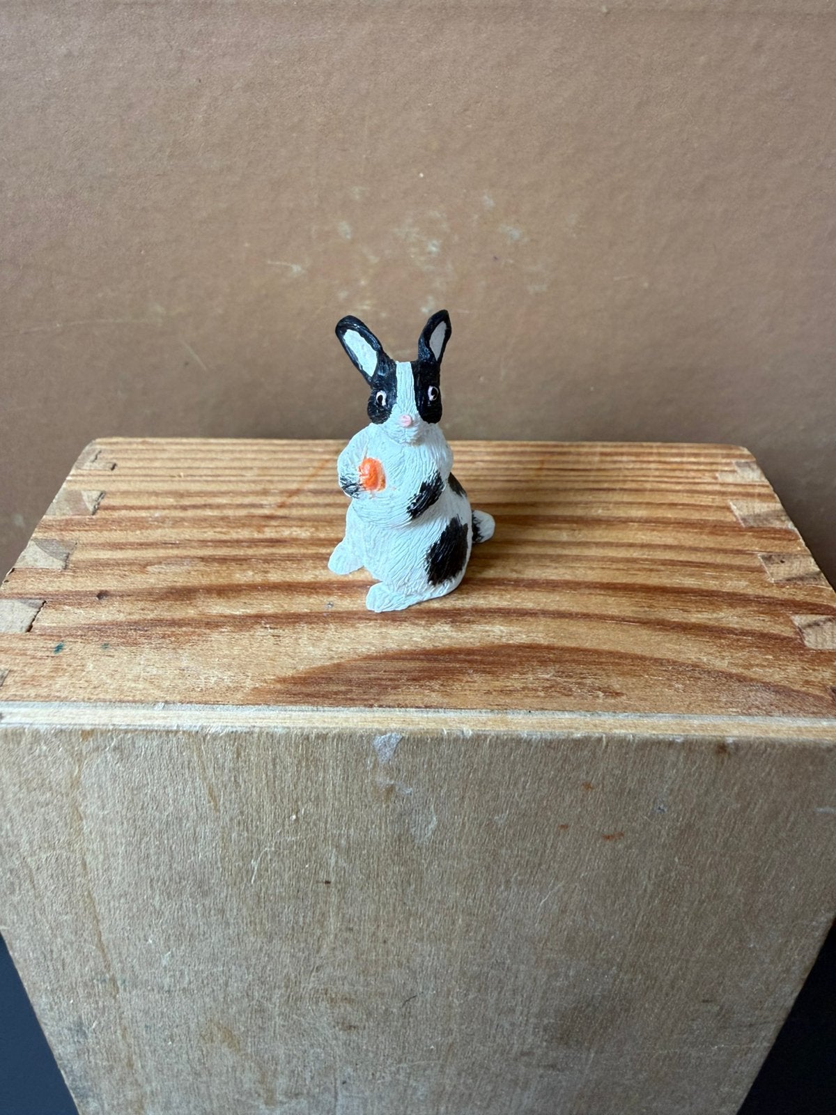 Paashaas - 3cm hoog - kunststof resin ??, Ophalen of Verzenden, Zo goed als nieuw, Poppenhuis