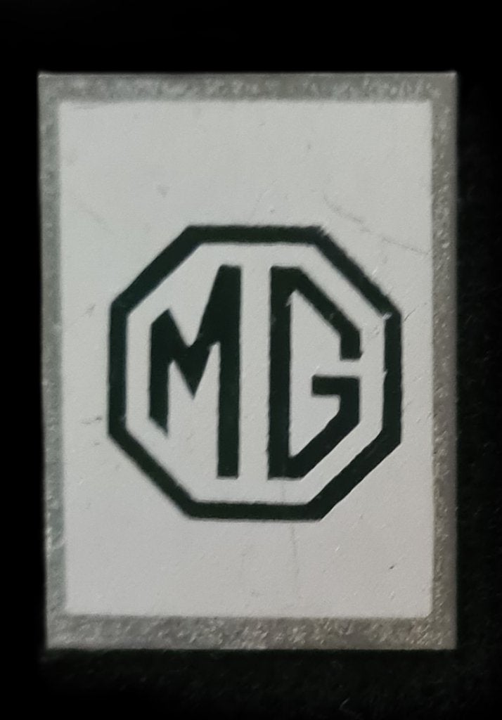 M.G. speld- zwart-zilverkleur blik, Verzenden, Gebruikt, Transport, Speldje of Pin