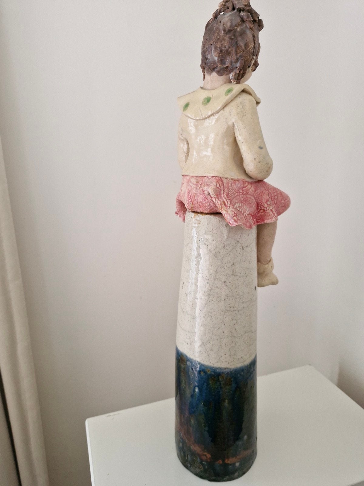 Keramieken Beeldje Zittend Meisje - Handgemaakt, Ophalen, 20 - 50 cm, Steen of Keramiek, Beeld