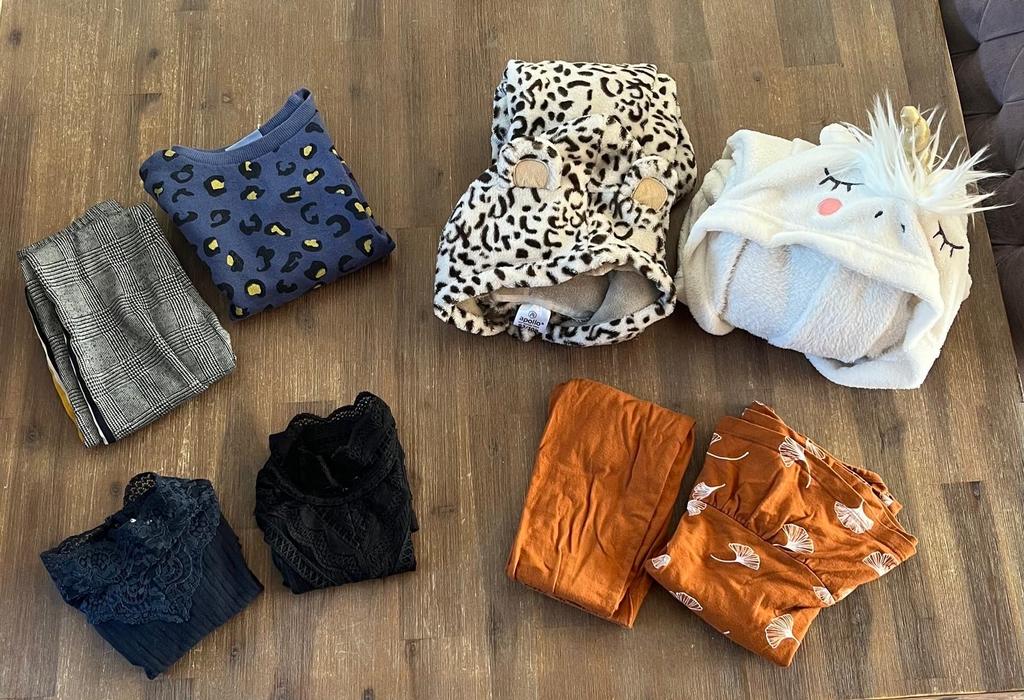 Kledingpakket maat 98/104: pyjama, trui, badjas, onesie, shi, Kinderen en Baby's, Ophalen of Verzenden, Zo goed als nieuw, Maat 98