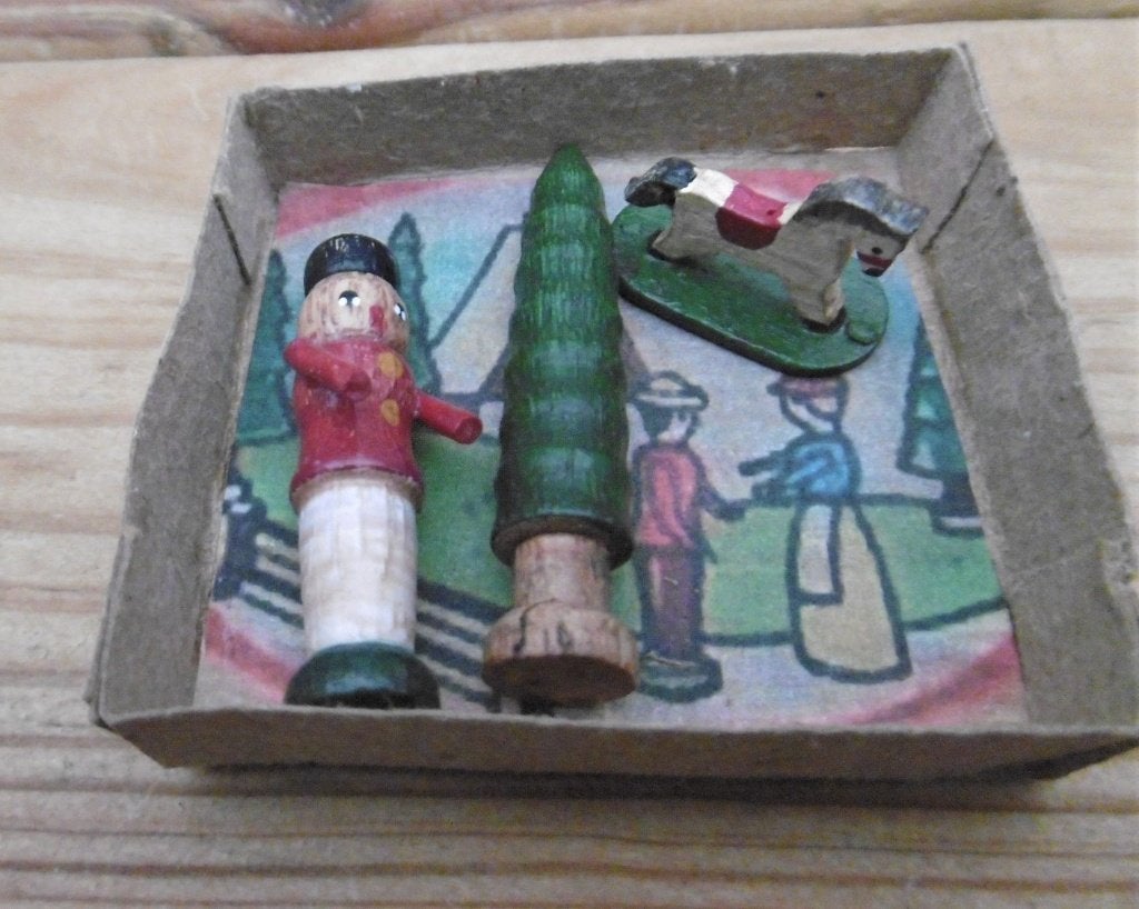 Oud doosje met houten miniaturen soldaatje boom paardje pop, Antiek en Kunst, Curiosa en Brocante, Verzenden