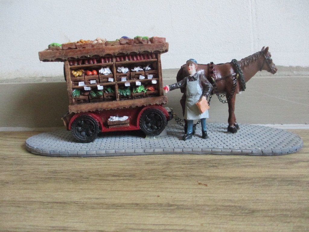 Groentekar met paard staande op een stukje straat (Lemax ?), Ophalen of Verzenden, Zo goed als nieuw