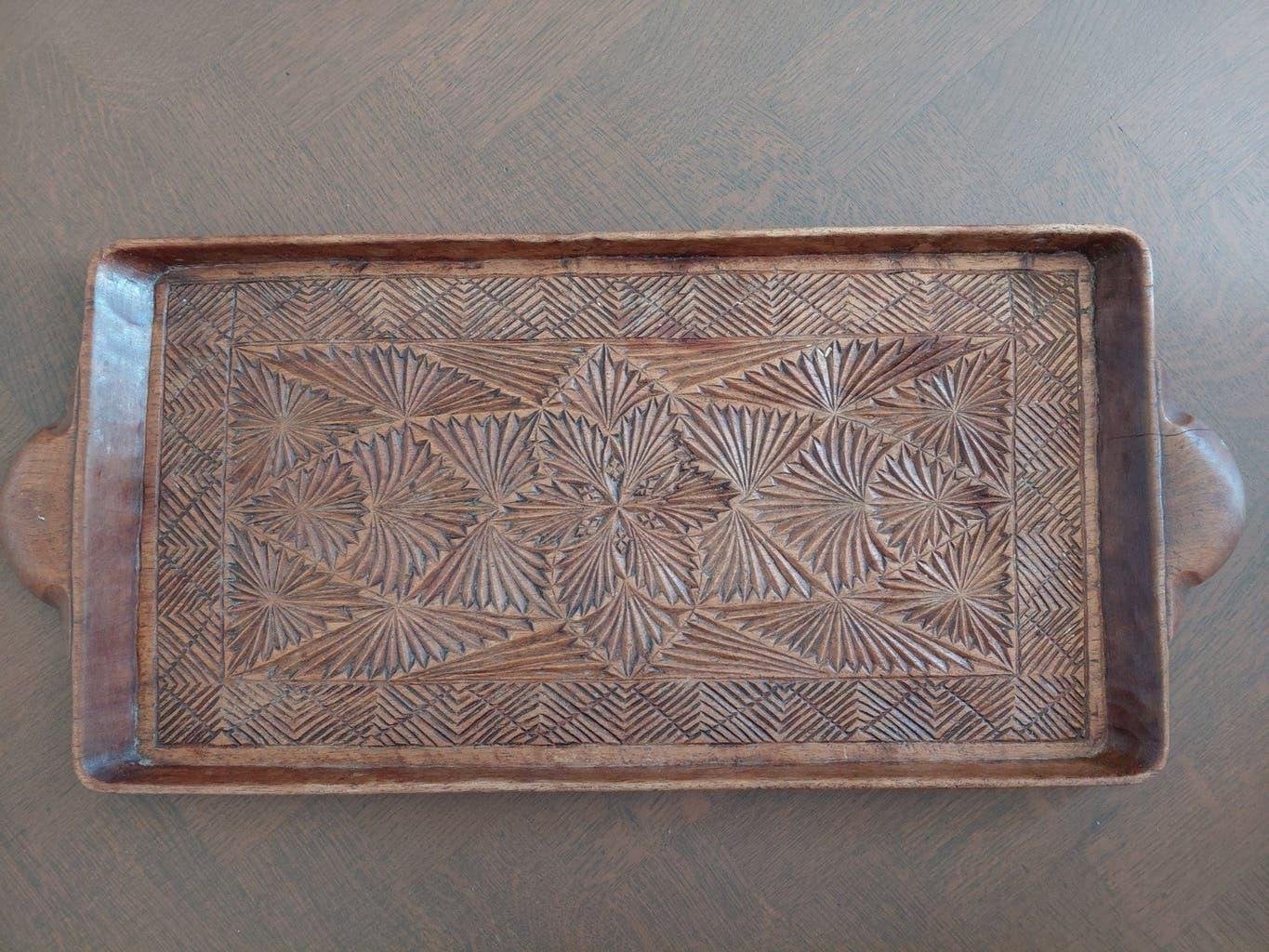 Antieke handgesneden houten dienblad met geometrisch patroon, Ophalen of Verzenden