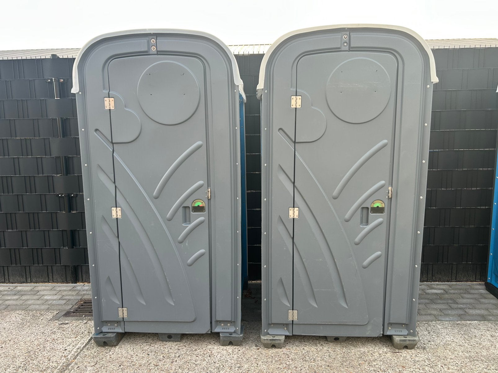 Foto 2 van 2x Toiletcabine Dixi mobiel bouw toilet