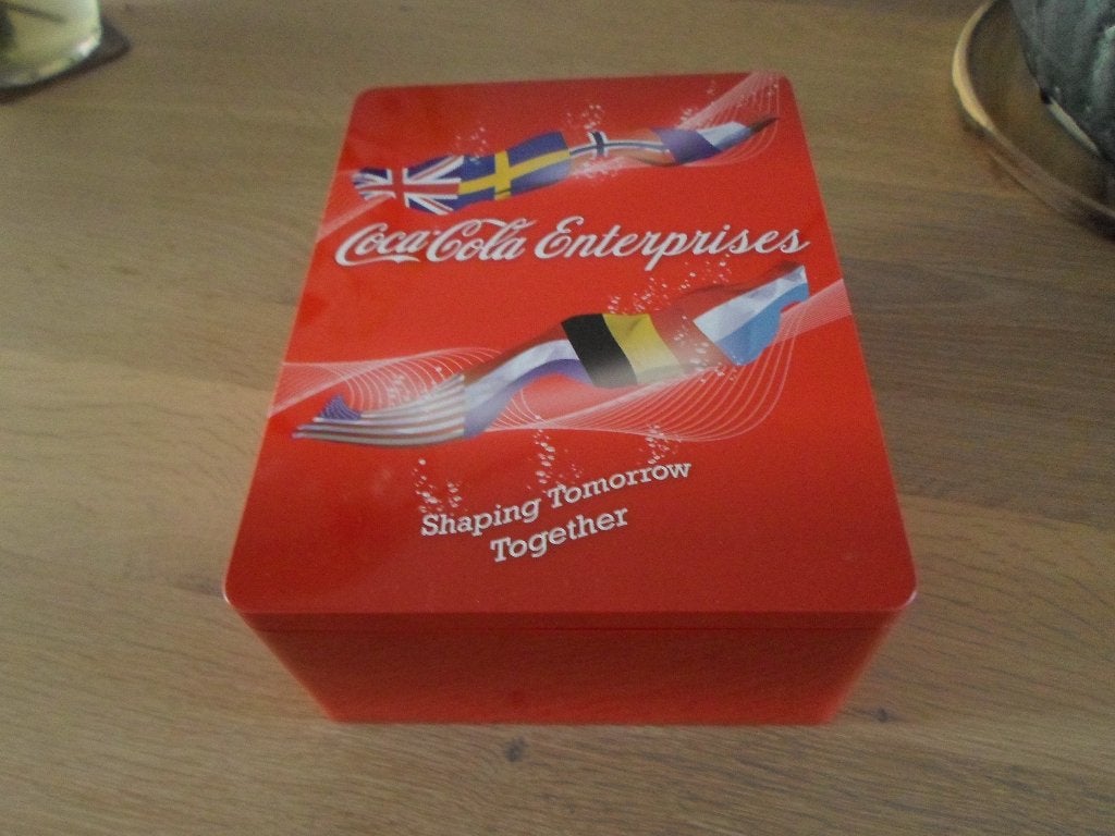 Coca-Cola limited edition flesje en pin in blik, Verzamelen, Ophalen of Verzenden, Zo goed als nieuw, Verpakking