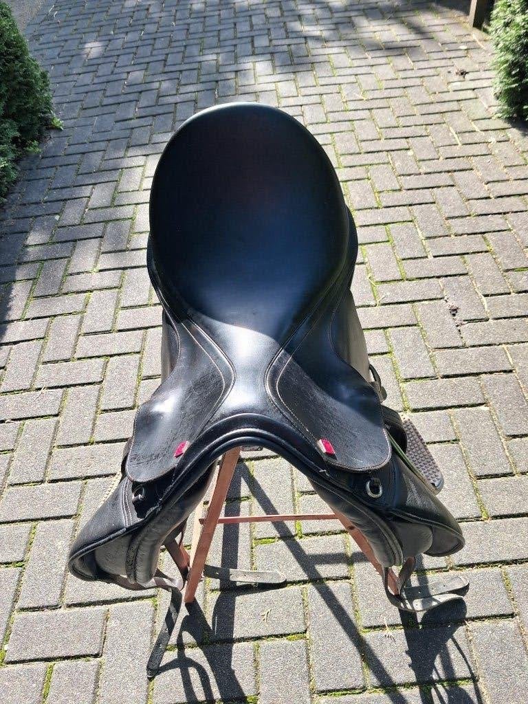 Te koop Rossner Montreal zwart dressuurzadel, Dieren en Toebehoren, Gebruikt, Dressuur, Diepe zit, XL (18 inch of meer)