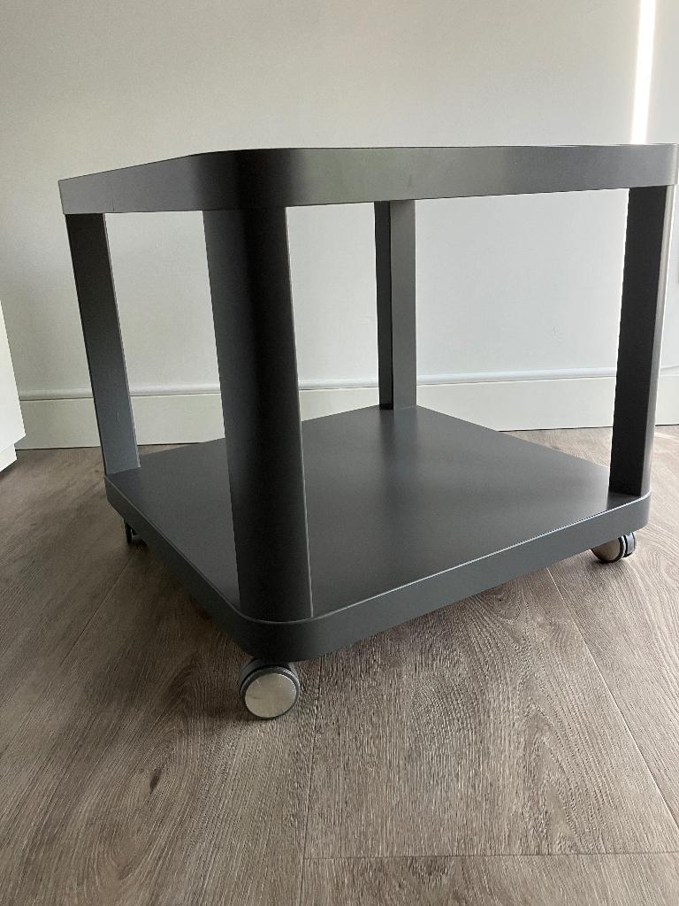 IKEA TINGBY bijzettafel op wielen – grijs/antraciet, Huis en Inrichting, Tafels | Bijzettafels, Overige materialen, Minder dan 55 cm