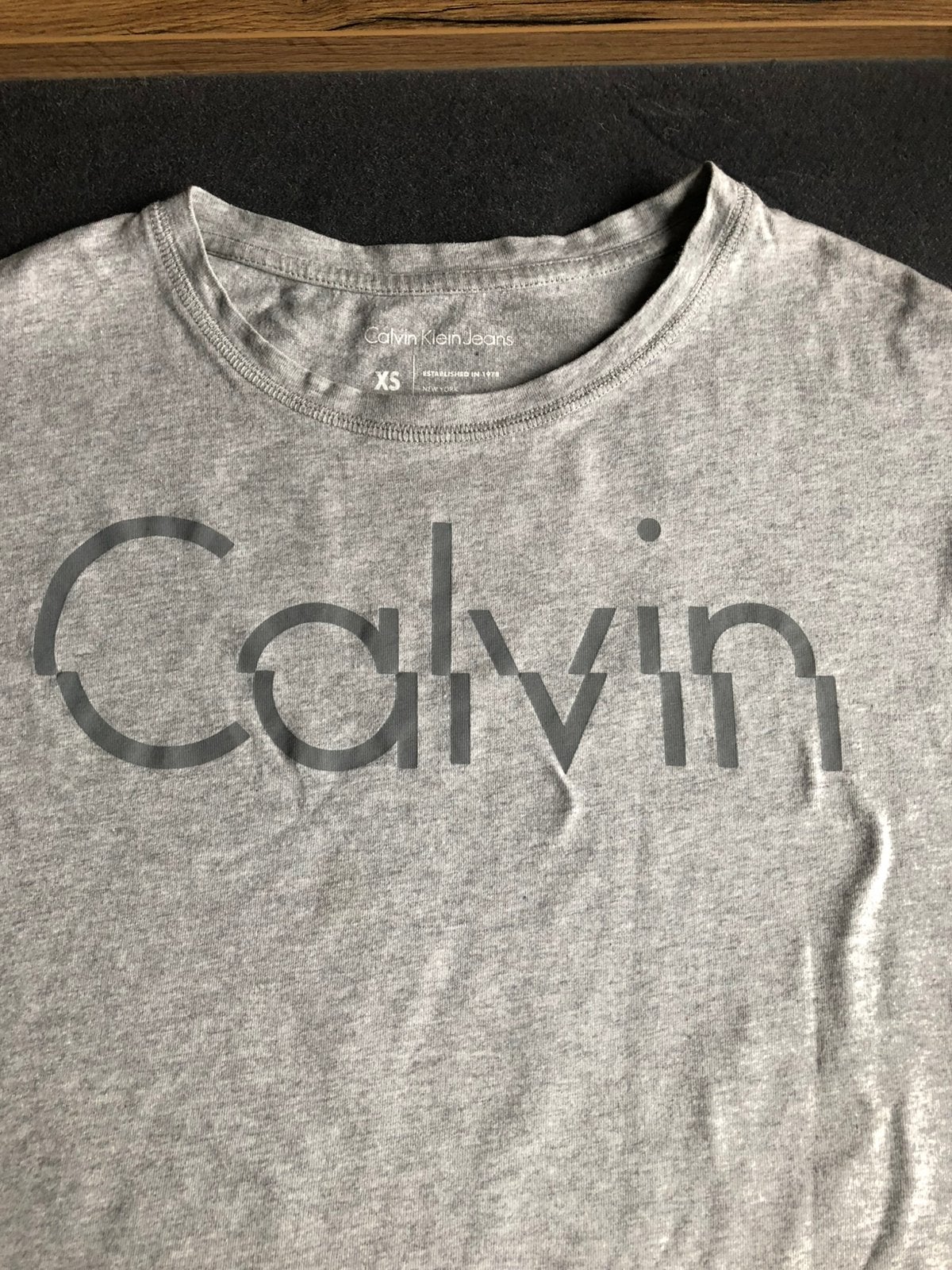Mooi grijs Calvin Klein shirtje met gave logo print, maat XS, Ophalen of Verzenden, Zo goed als nieuw, Korte mouw, Maat 34 (XS) of kleiner