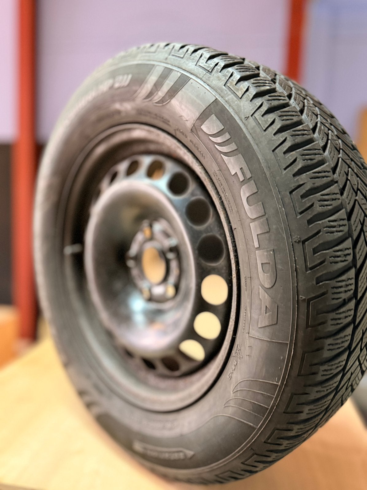 VW Tiguan stalen velgen met Fulda winterbanden 215/65R16, Ophalen, 16 inch, Banden en Velgen, Winterbanden
