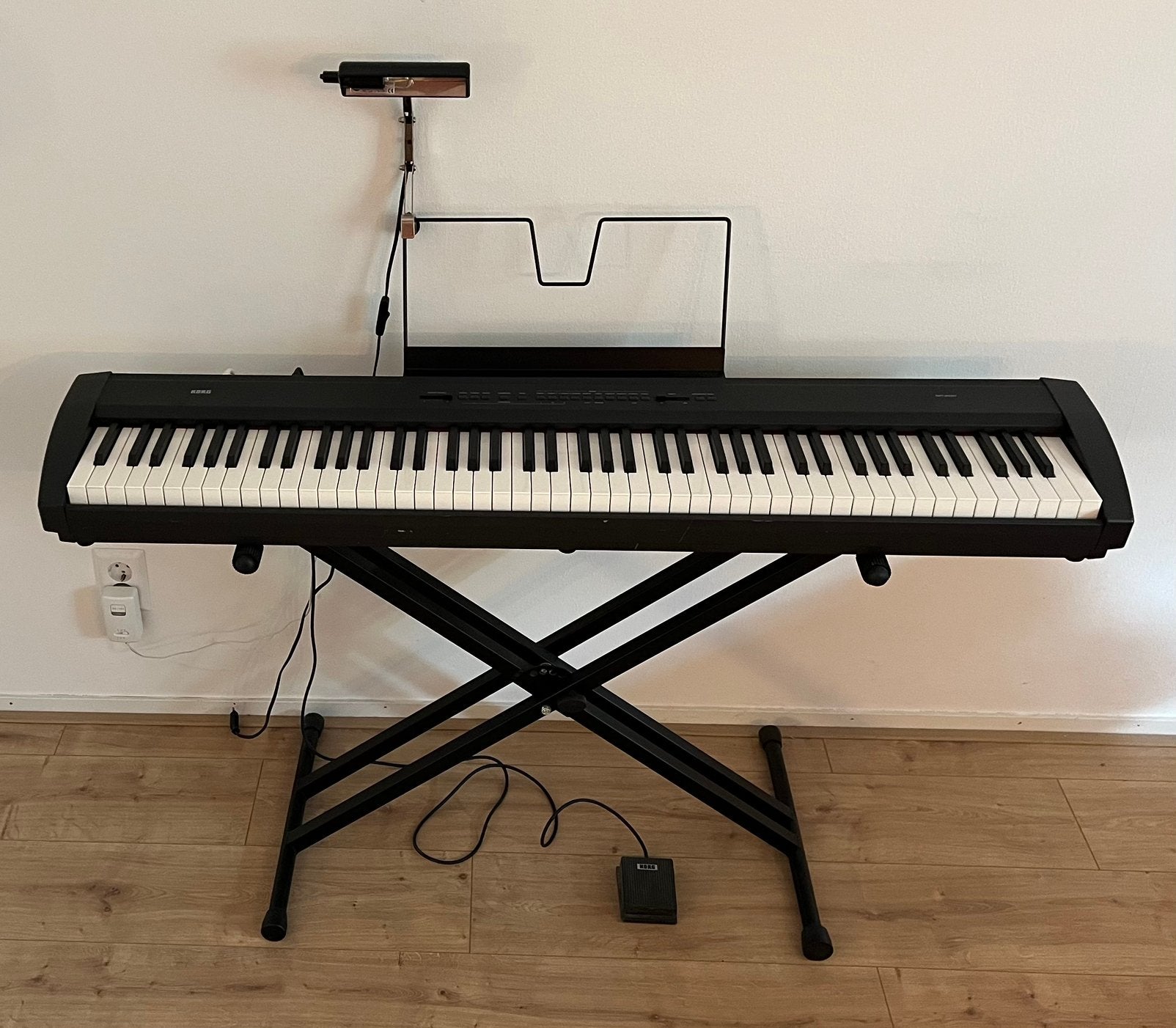 Korg SP-200 elektrische piano met standaard en pedaal, Ophalen, Zo goed als nieuw, Zwart, Digitaal