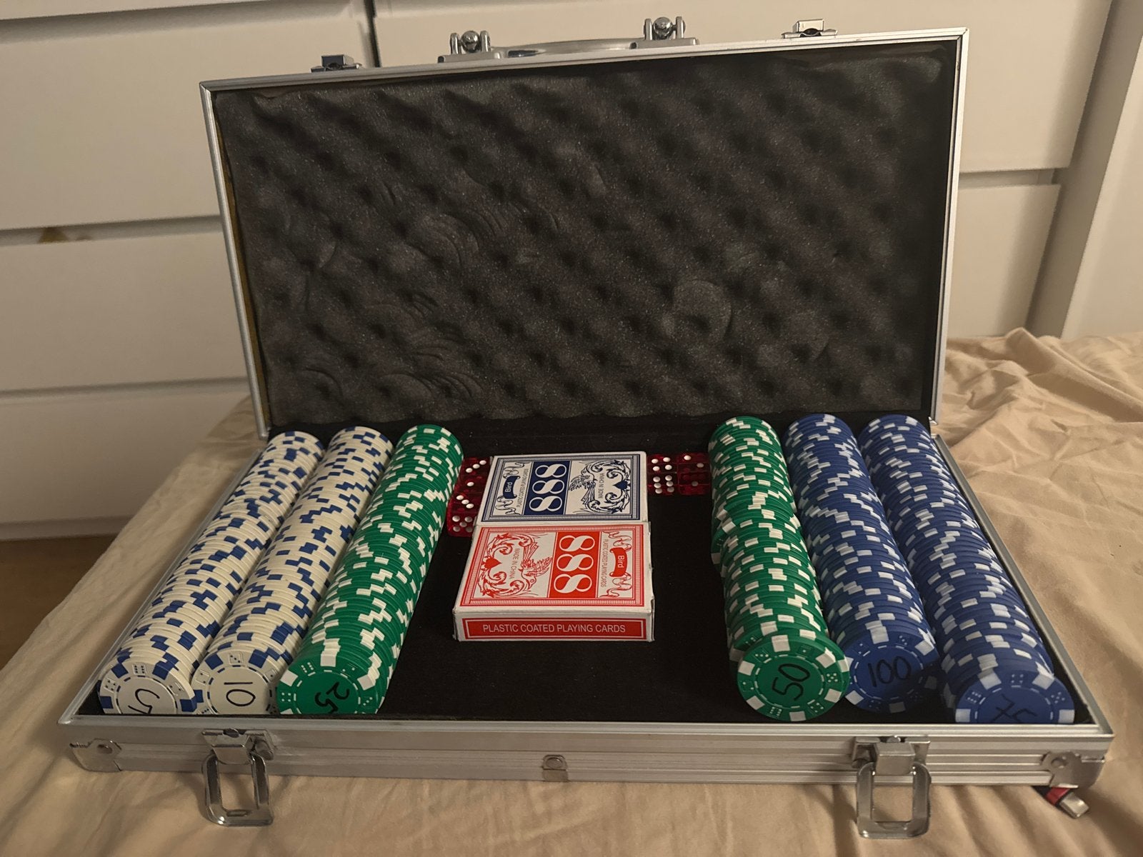 Pokerset in aluminium koffer met fiches en kaarten, Drie of vier spelers, Ophalen of Verzenden, Zo goed als nieuw