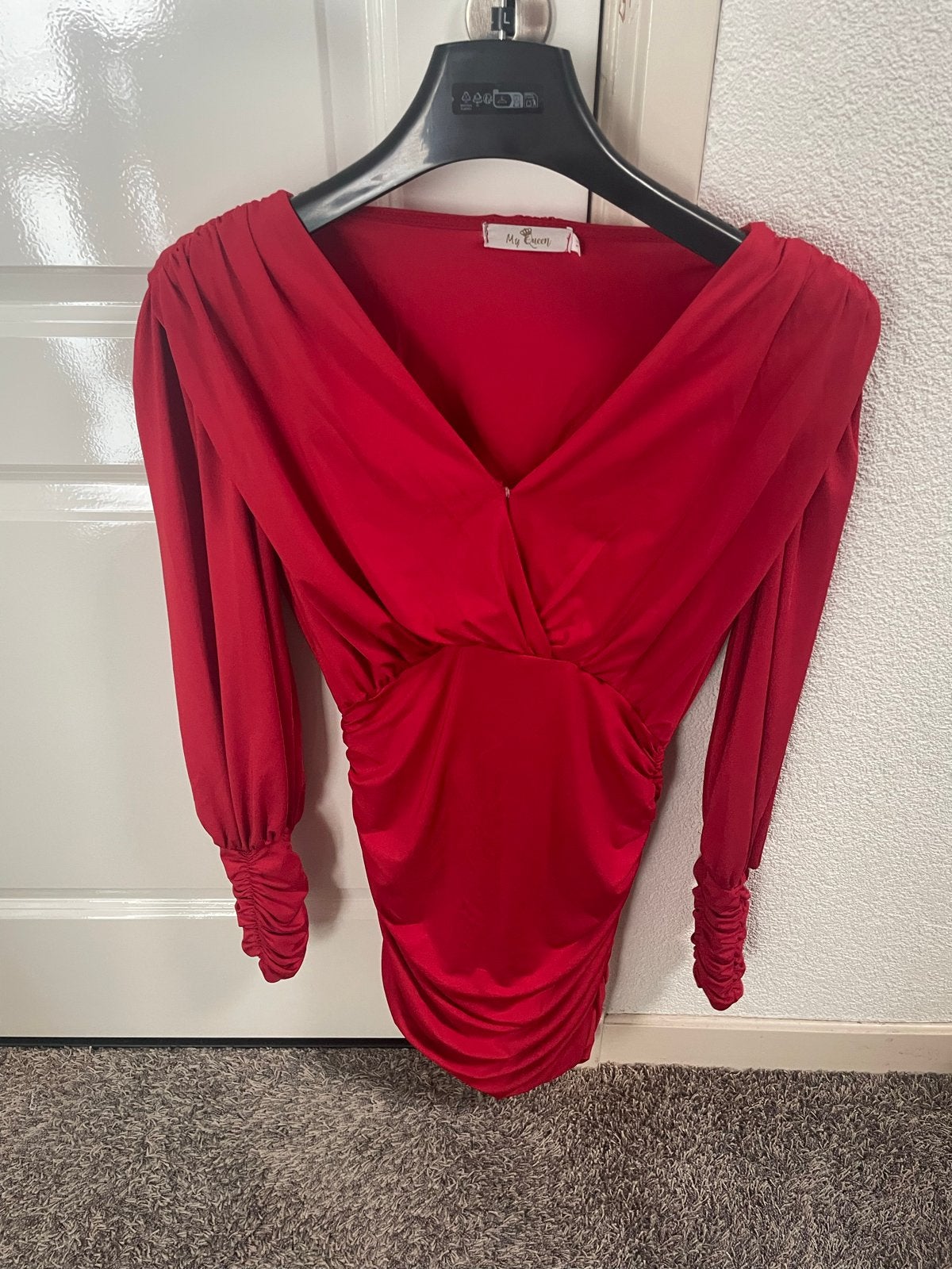 Rode cocktail jurk met lange mouwen - My Queen, Kleding | Dames, Maat 38/40 (M), Verzenden, Zo goed als nieuw, Boven de knie