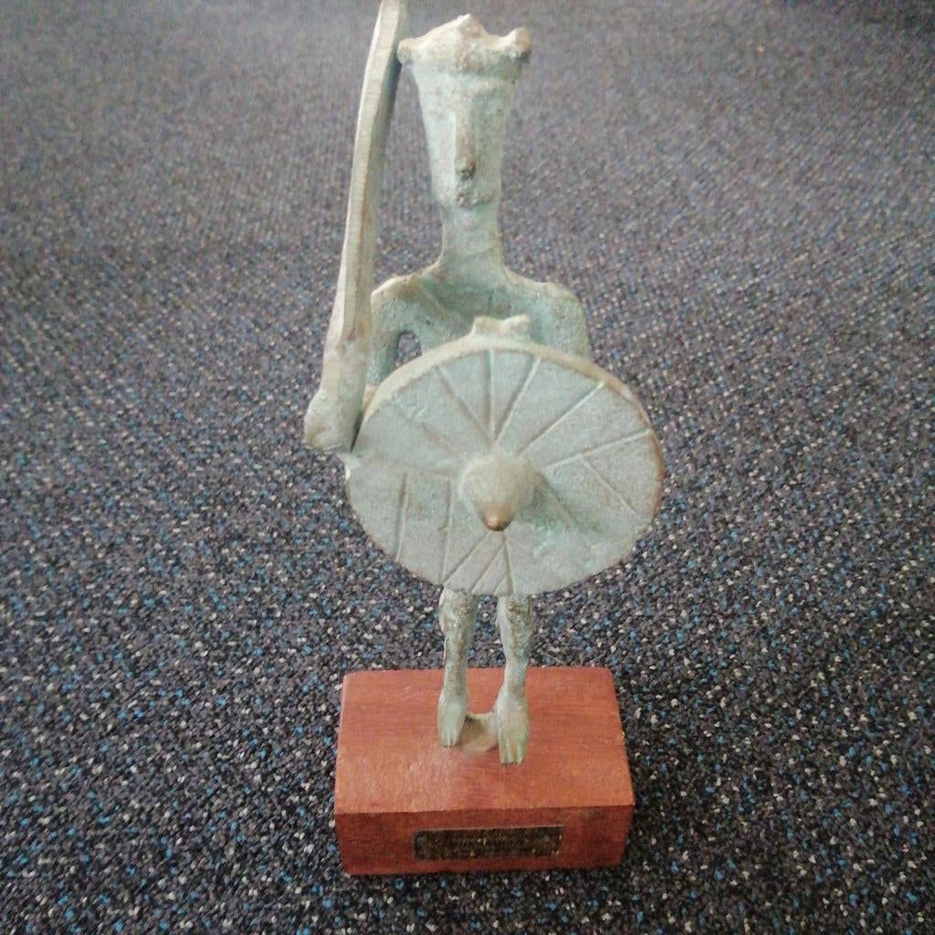 Bronzen beeld 'Guerriero' op houten sokkel, Minder dan 20 cm, Gepatineerd, Ophalen of Verzenden, Brons