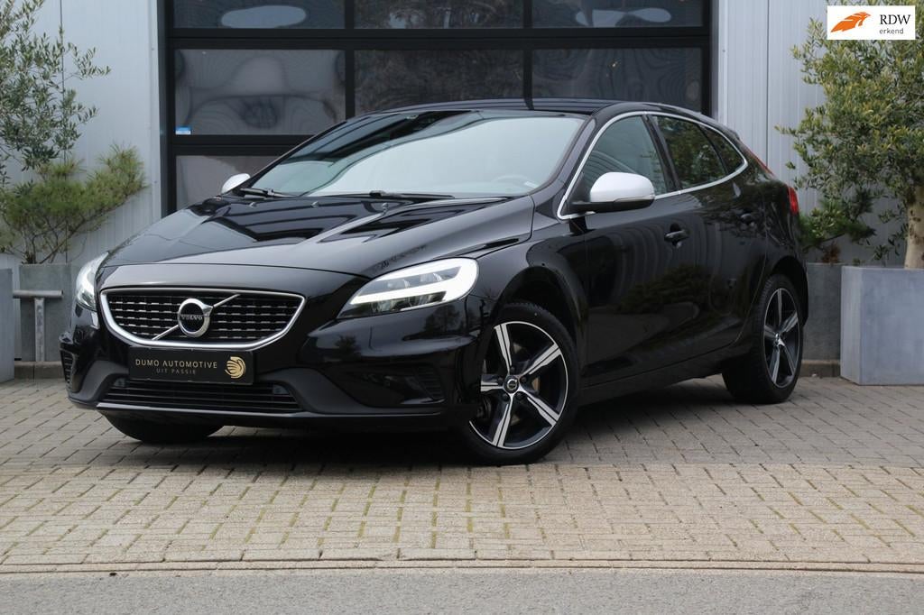 Volvo V40 1.5 T2 R-Design Automaat - LEDER/ALCANTARA - LED -, Auto's, Volvo, Zwart, 4 cilinders, 700 kg, Bedrijf