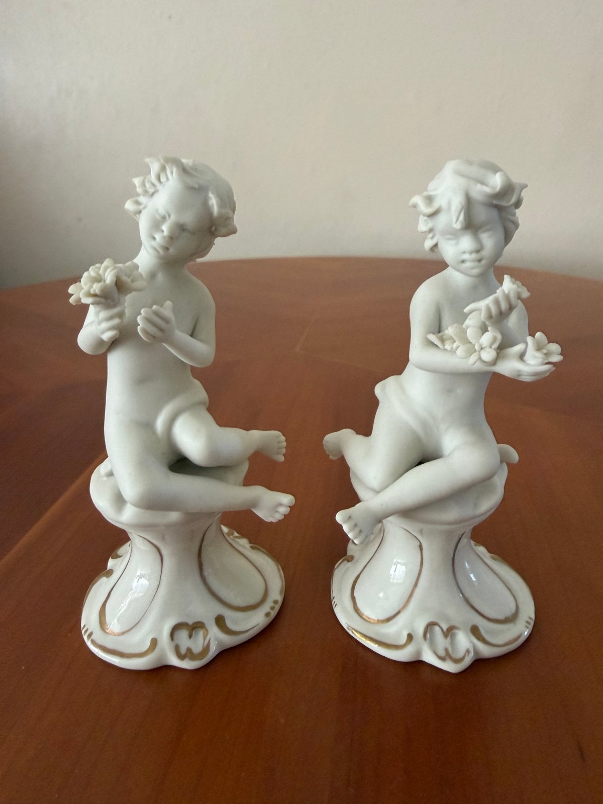 2 x gesigneerd Capodimonte Cherubs met bloem beeldje, Antiek en Kunst, Antiek | Porselein, Ophalen of Verzenden