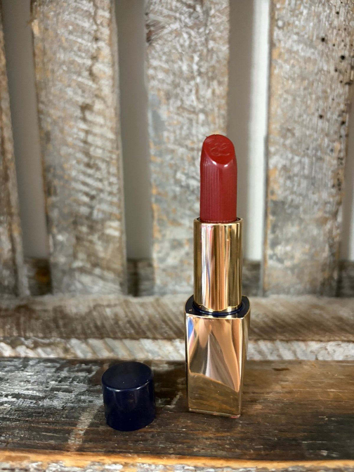 Estee Lauder Hi-Lustre Lipstick 563 Hot Kiss NIEUW, Ophalen of Verzenden, Zo goed als nieuw, Rood, Lippen