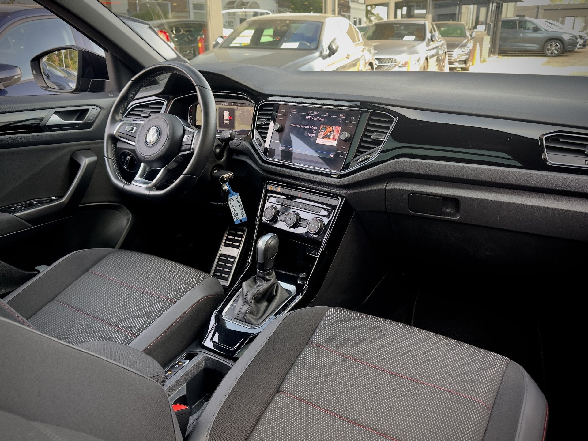 Volkswagen T-Roc 1.5 TSI AUT7 SPORT BLACK-EDITION PANODAK NA, Auto's, Volkswagen, Euro 6, 4 cilinders, 150 pk, Zwart