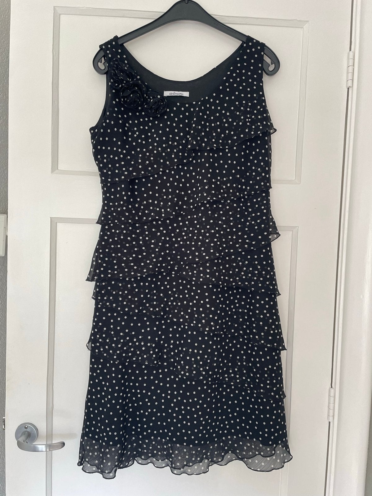 Zwart Witte Polkadot Jurk met  lagen /Ruches maat 38/40, Maat 38/40 (M), Zwart, Ophalen of Verzenden, Knielengte