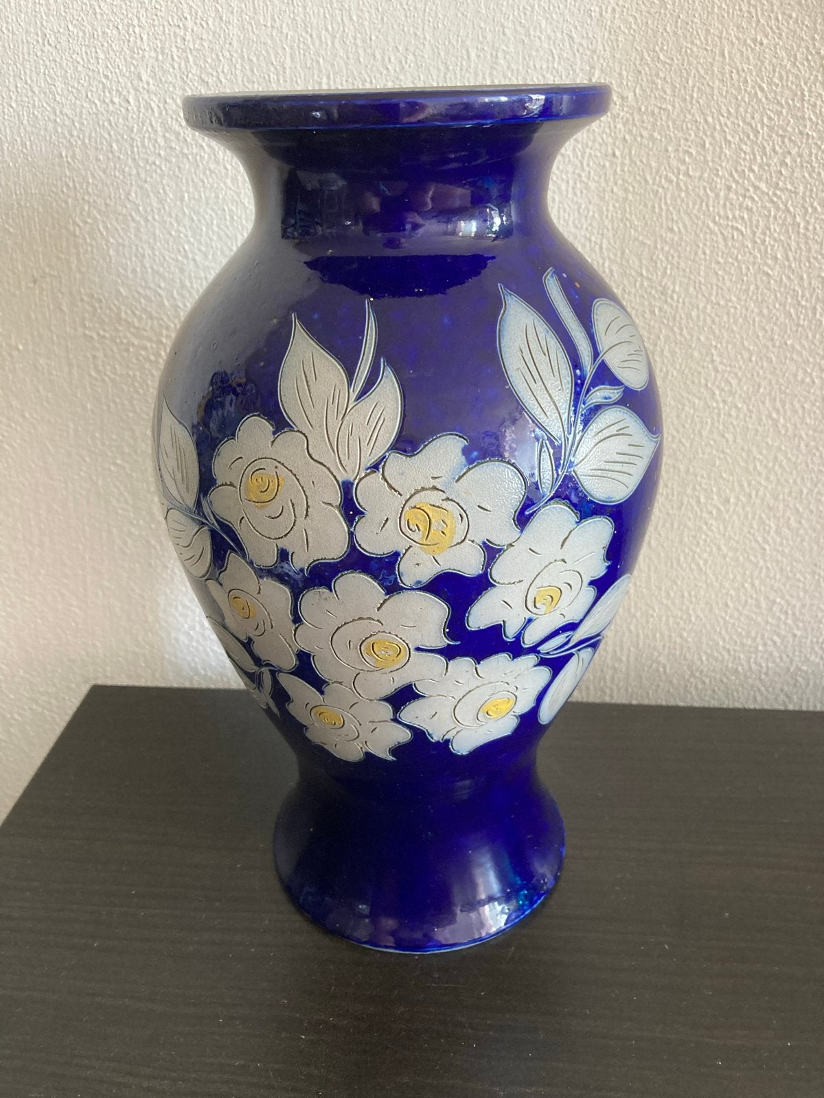 Prachtige puntgave kobaltblauwe vaas met bloemmotief 30cm, Ophalen of Verzenden