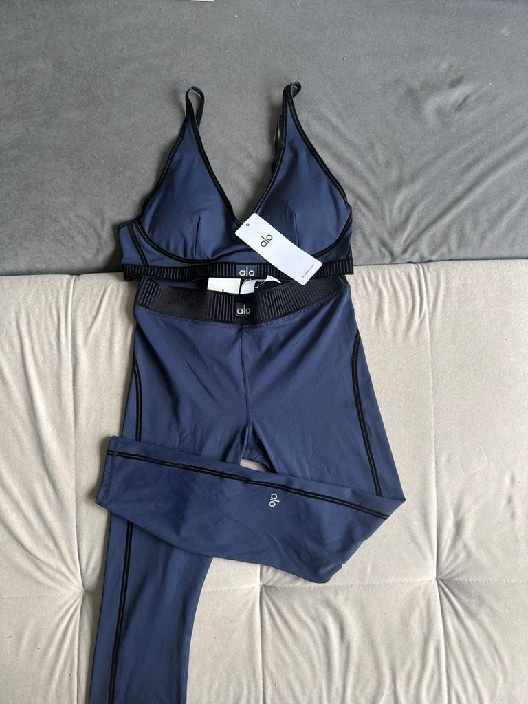 Alo Yoga Airlift Line Up set Navy – bra + legging L, Kleding | Dames, Sportkleding, Maat 42/44 (L), Nieuw, Onbekend, Yoga