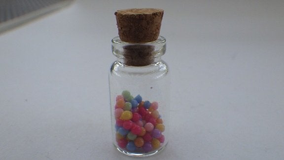 Poppenhuis: Glazen Flesje met Kauwgomballen, Verzamelen, Poppenhuizen en Toebehoren, Ophalen of Verzenden, Nieuw, Poppenhuis