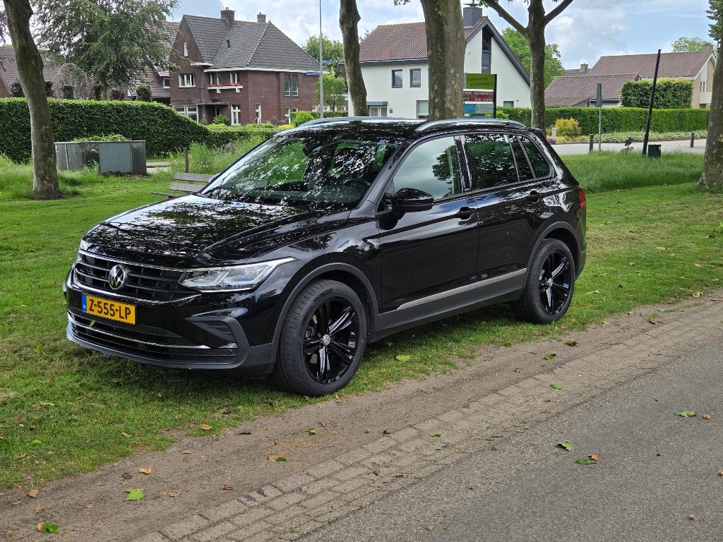 Volkswagen Tiguan 1.5 TSI Life met 57.000 km en veel opties, Auto's, Voorwielaandrijving, Stof, 4 cilinders, Zwart