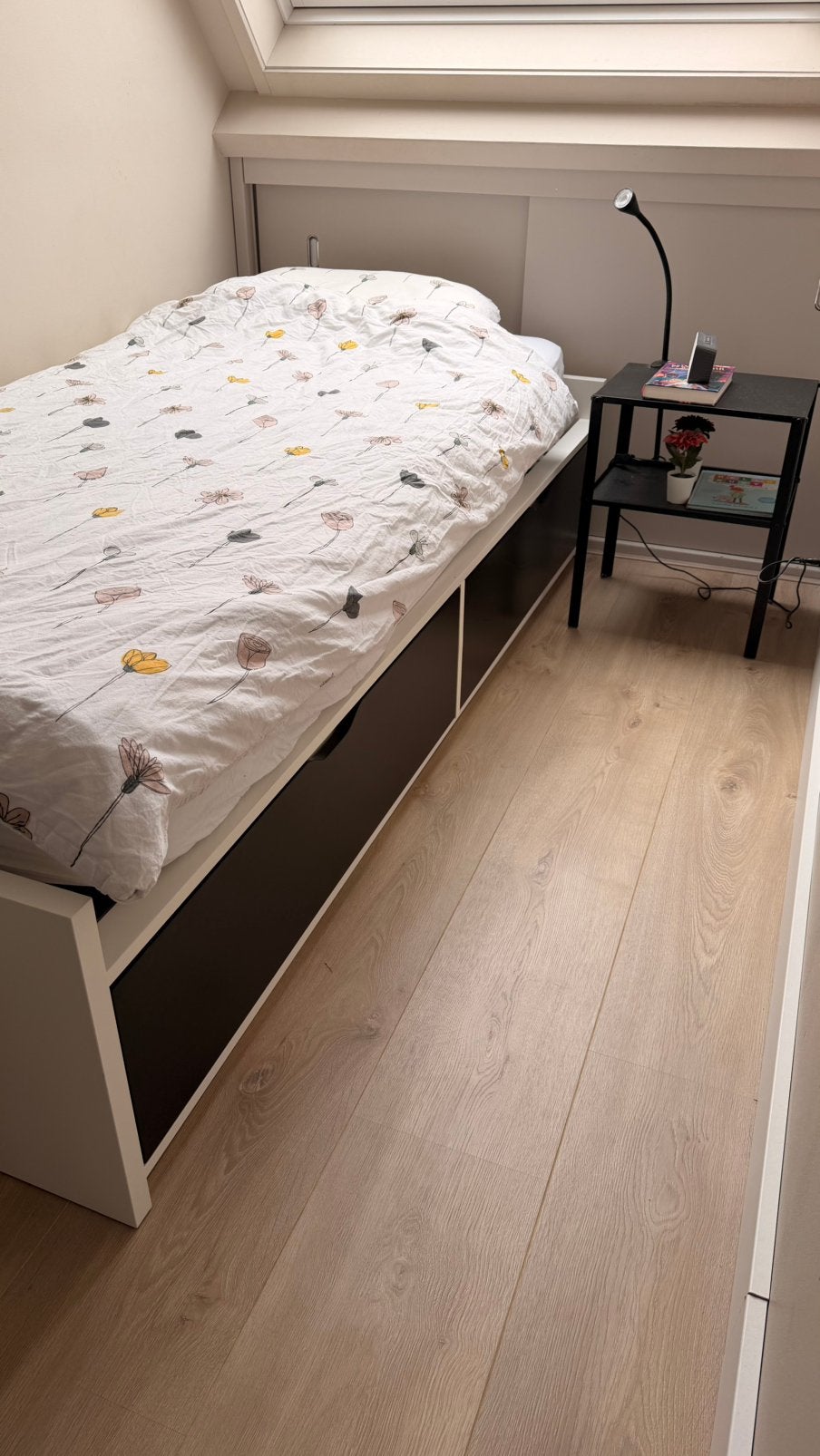 half hoog bed. met zwarte lades en nachtkastje. stoer, Ophalen, Zo goed als nieuw, Eenpersoons