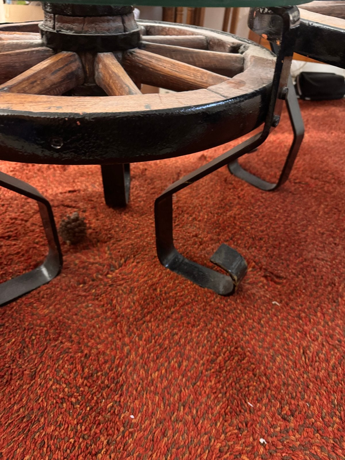 Salontafel met glazen blad en wagenwiel onderstel, Huis en Inrichting, Tafels | Salontafels, Ophalen, 50 – 75, Gebruikt, 100 tot 150 cm